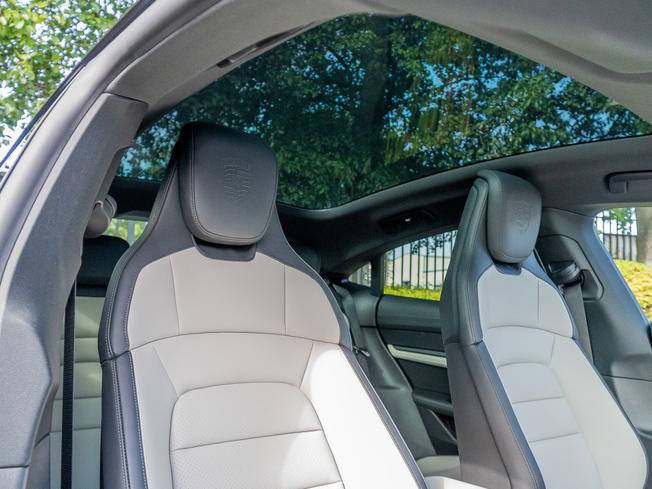 PORSCHE Taycan Photo 11