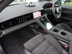 PORSCHE TAYCAN Photo 3