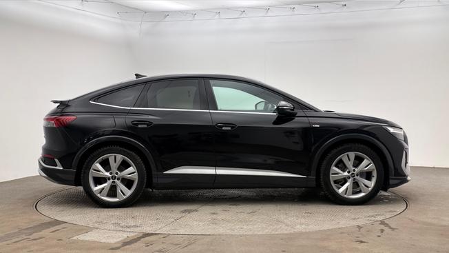 AUDI Q4 e-tron Photo 1