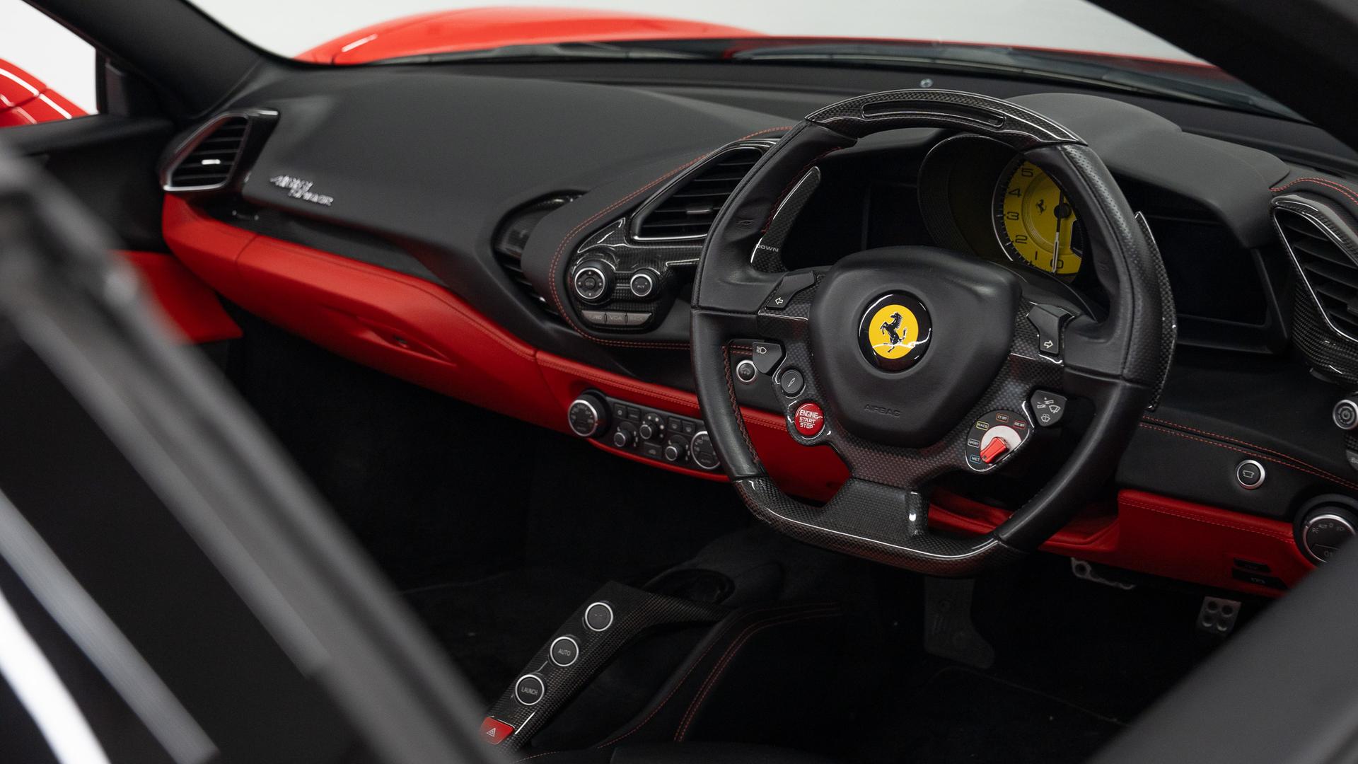 Ferrari 488 Photo d9b0fcfb-445b-45fd-a53d-e43b25a7c6f5.jpg