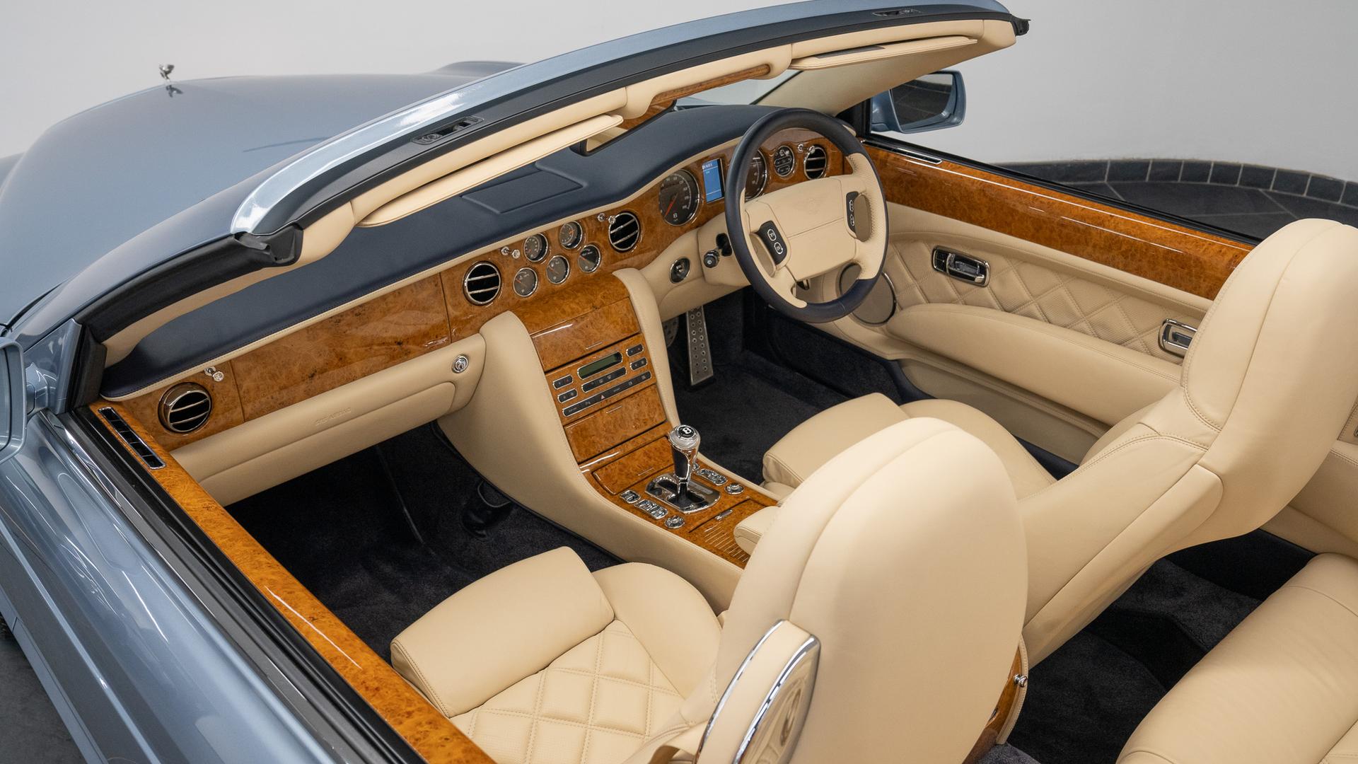 Bentley Azure T Photo da459452-d3a1-4557-a975-8c35822dbc45.jpg
