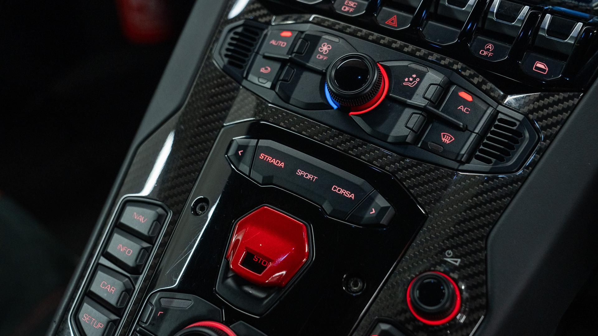 LAMBORGHINI Aventador Photo da5545be-5560-4a52-9d7e-2d83b1a30c5a.jpg