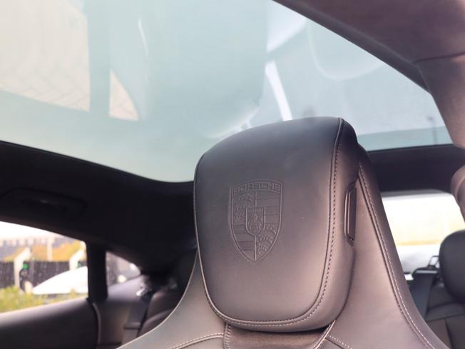 PORSCHE Taycan Photo 15