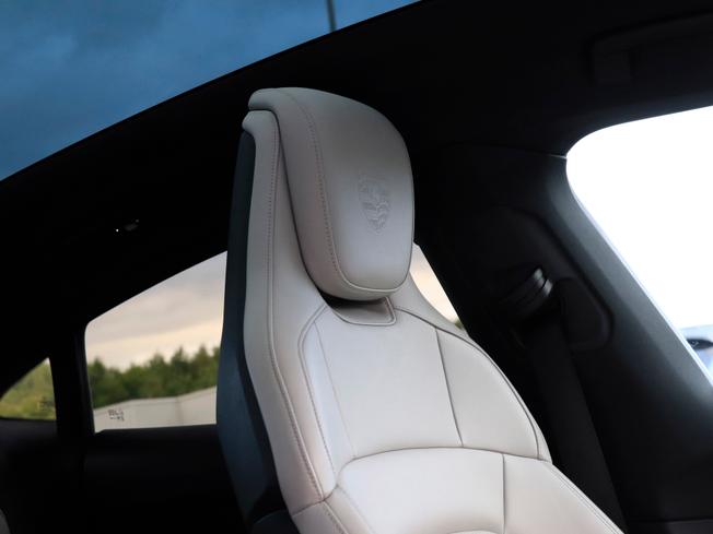 Porsche TAYCAN Photo 18