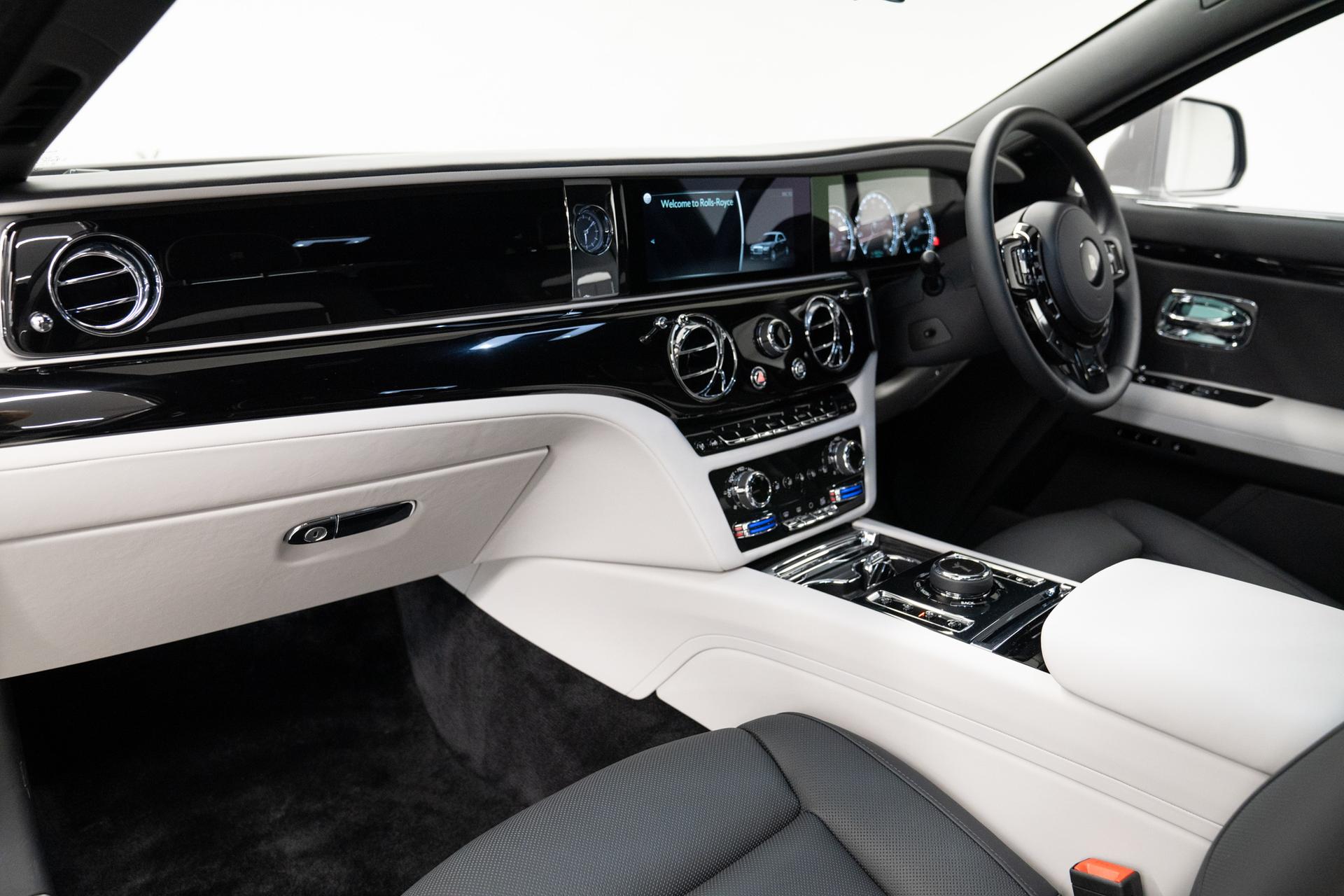 Rolls-Royce GHOST Photo da904106-2842-4f15-ae00-c492ed819716.jpg