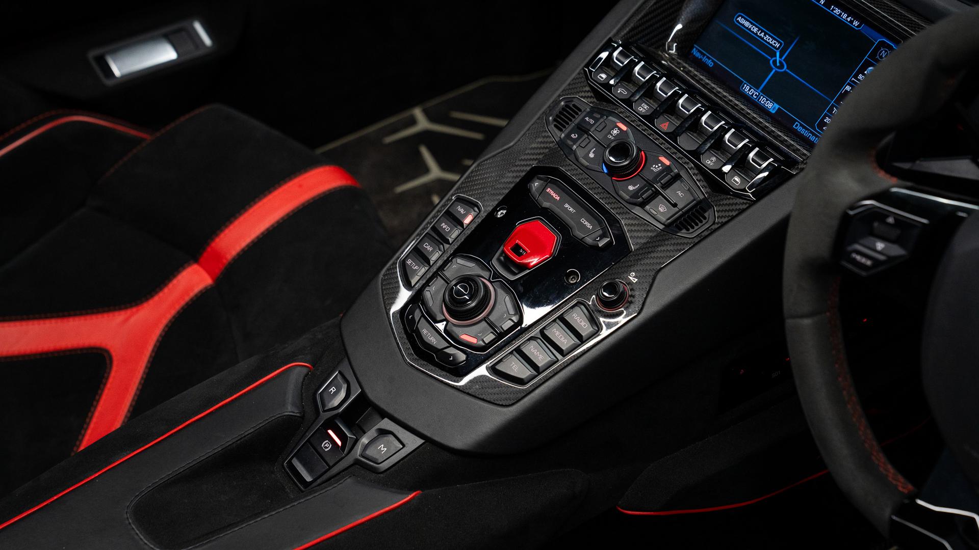 LAMBORGHINI Aventador Photo dafd0ddc-0a02-4791-80b0-08794d4539b3.jpg