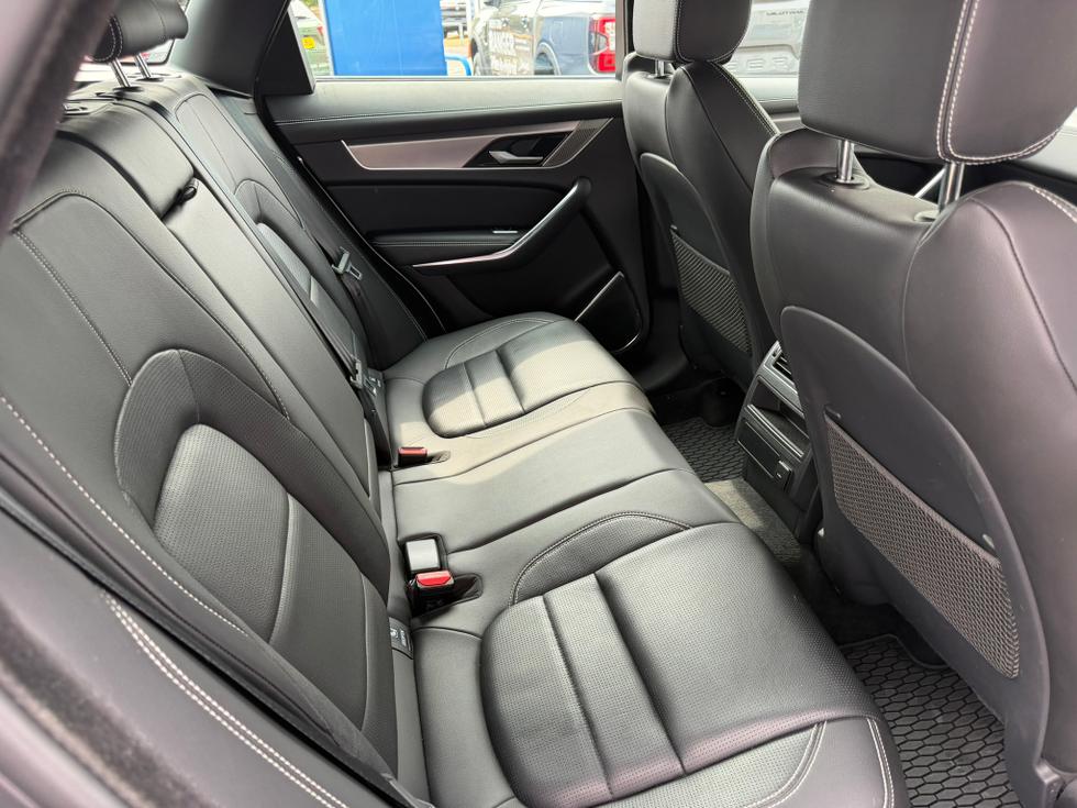 Jaguar F-PACE Photo db119e9d-2d90-4991-a358-e7dd8bfb6cc0.JPEG