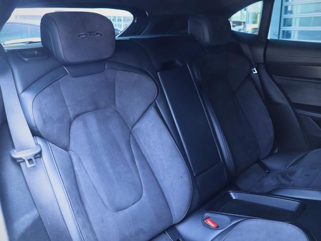 PORSCHE Taycan Photo 28