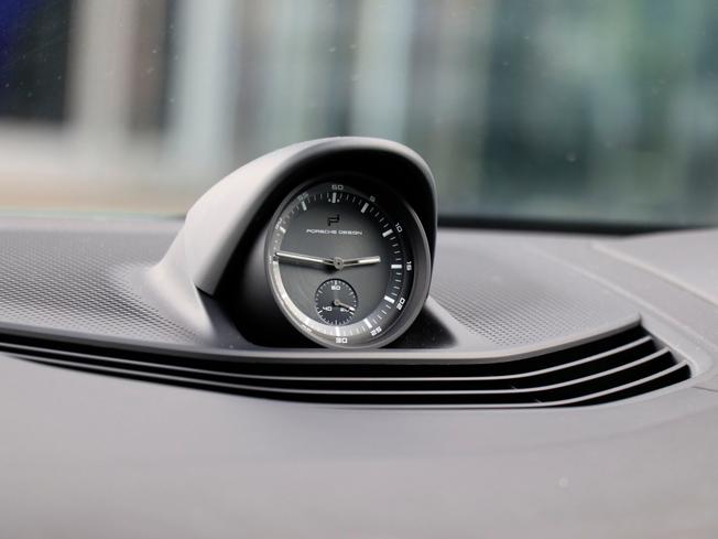 PORSCHE TAYCAN Photo 26