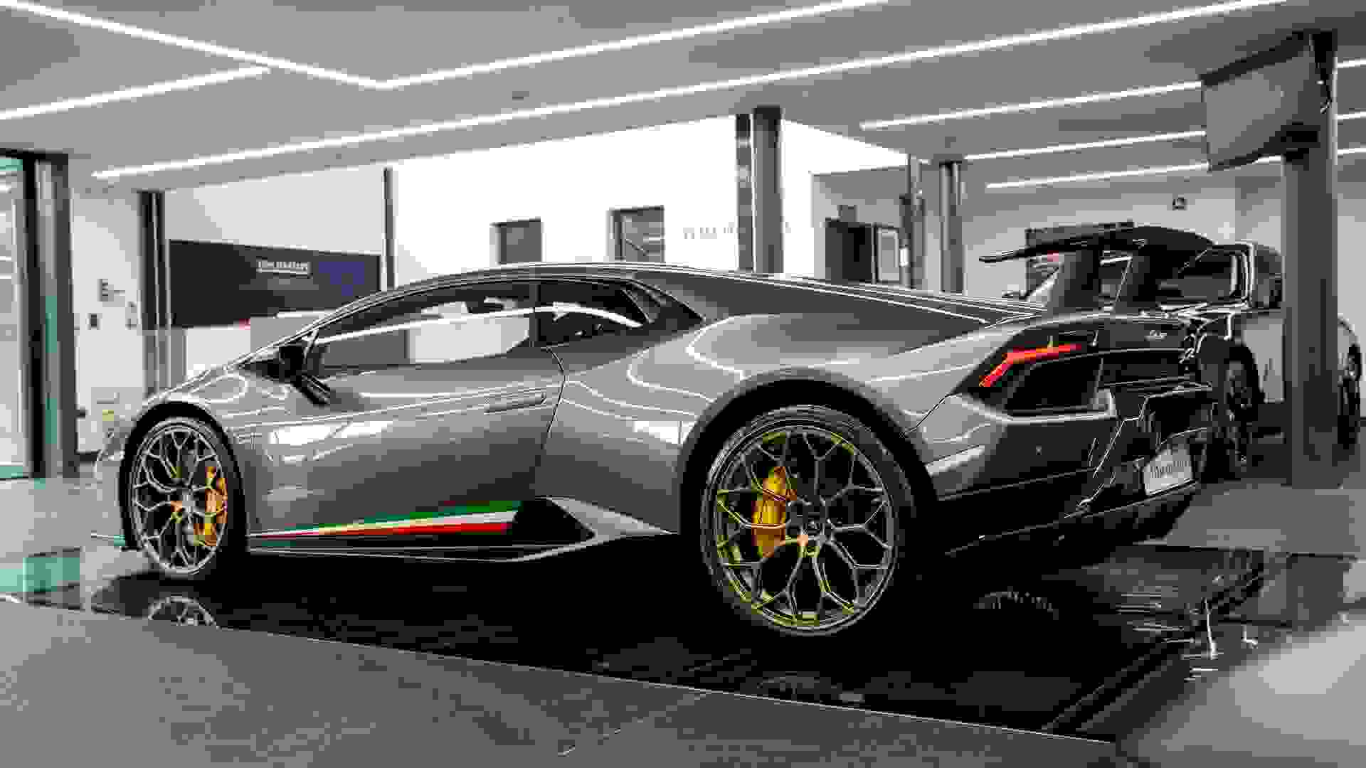 Lamborghini Huracan Photo db980985-ea17-4079-85f3-05af249f9ade.jpg