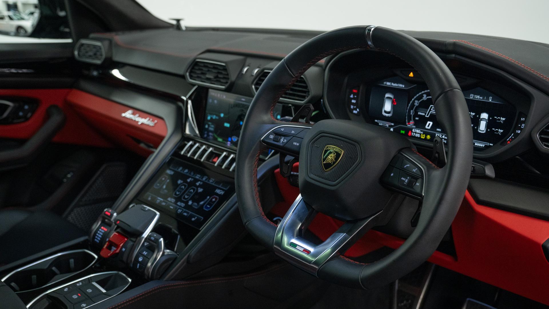 LAMBORGHINI Urus Photo dbb9b833-fb7a-46c7-aeef-7b8042cc0418.jpg