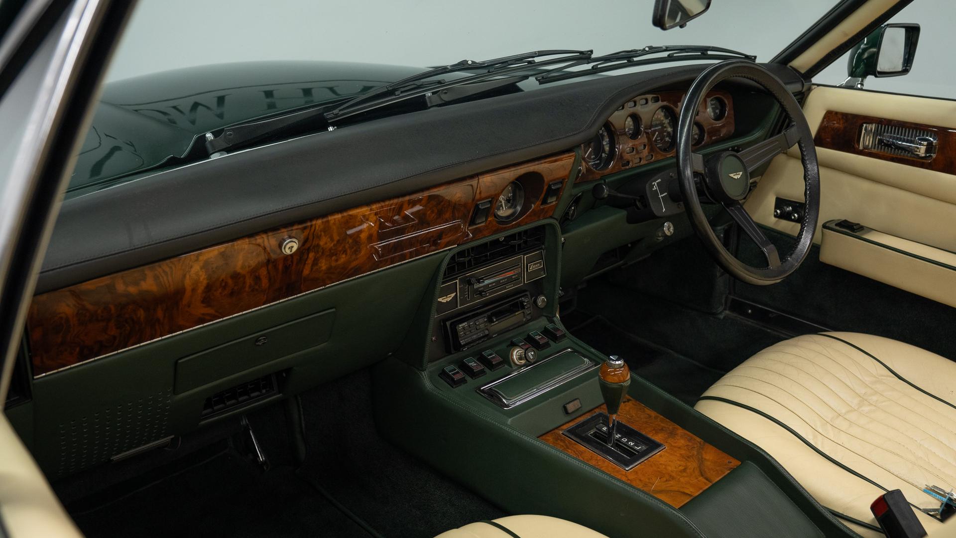 Aston Martin V8 Photo dbdfb178-49e3-49df-b423-52e86c82ee02.jpg