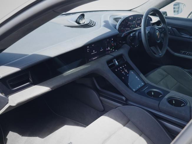 PORSCHE Taycan Photo 26