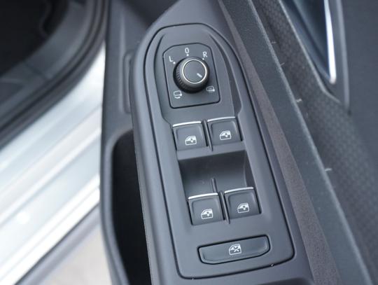 Volkswagen Golf Photo dca53179-7354-4d48-a4c2-ffd4f83b5f7d.jpg