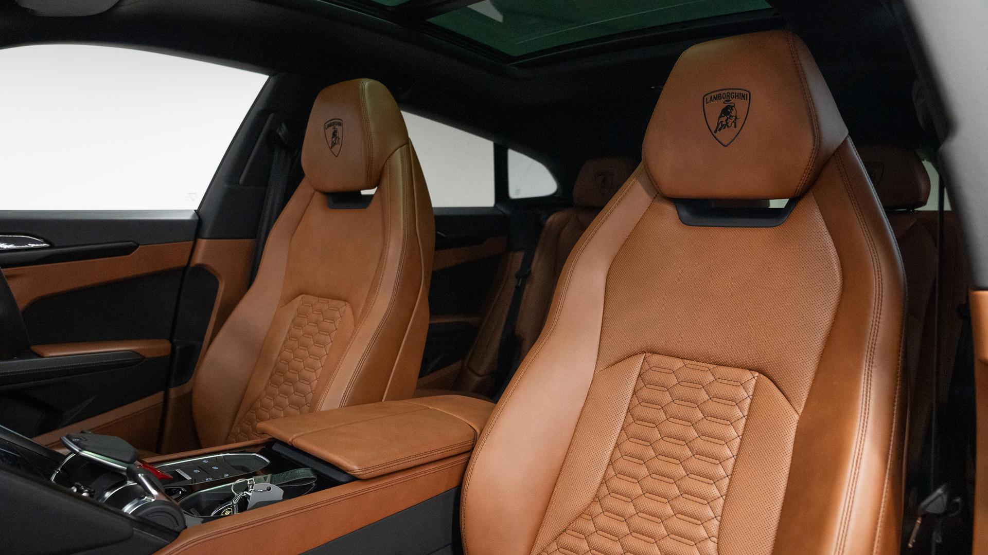 LAMBORGHINI Urus Photo dcd178d7-77fa-42f8-b3cd-b22a9aef040f.jpg