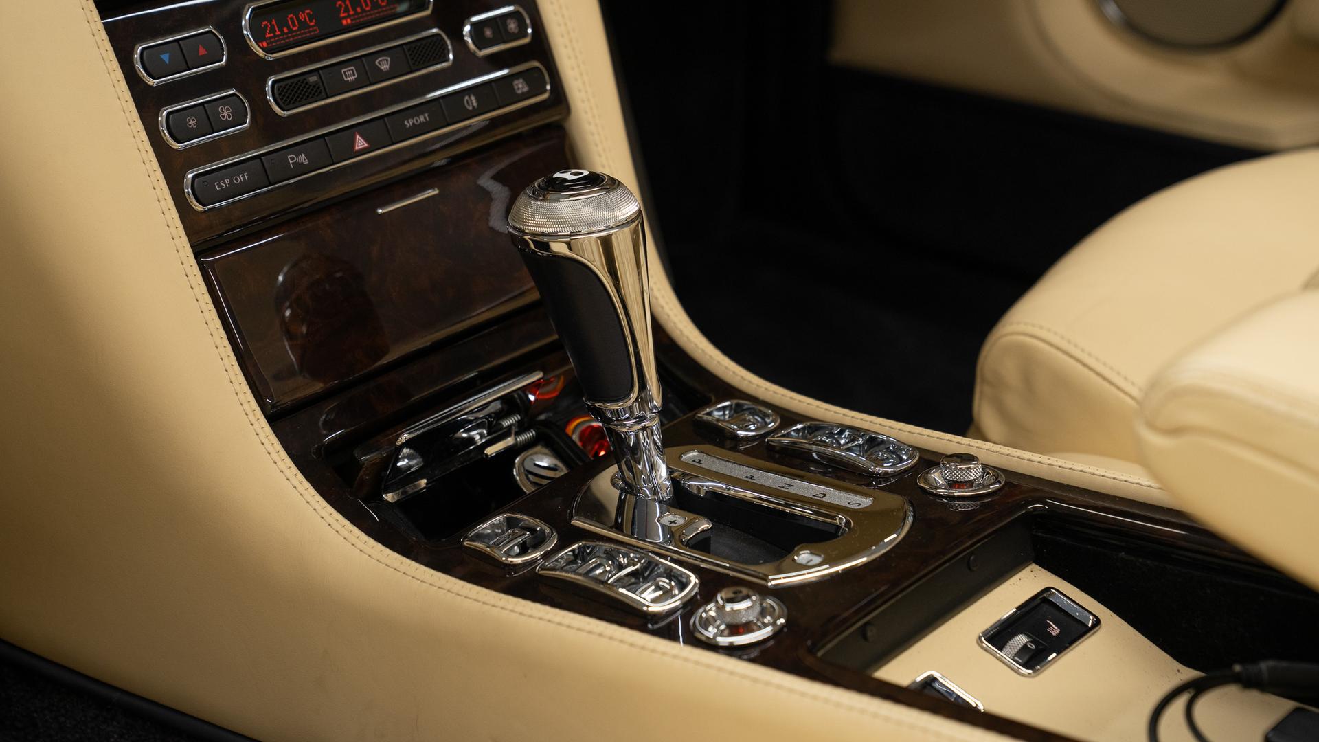 Bentley Azure Photo dcf23e61-08c4-4fca-a9f9-7daf16cc86ce.jpg