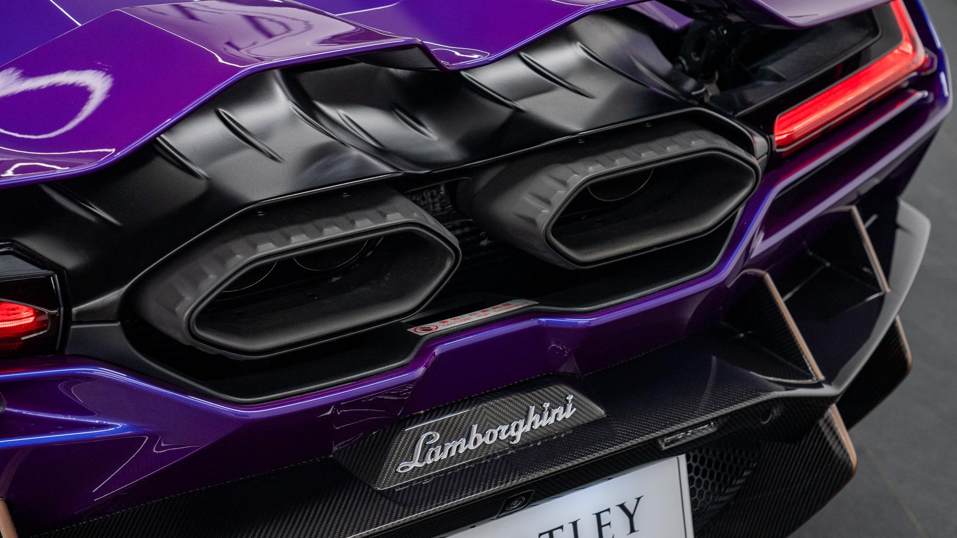 LAMBORGHINI Revuelto Photo dd1bf76f-7399-4d12-8f3d-b32b44cf7227.jpg