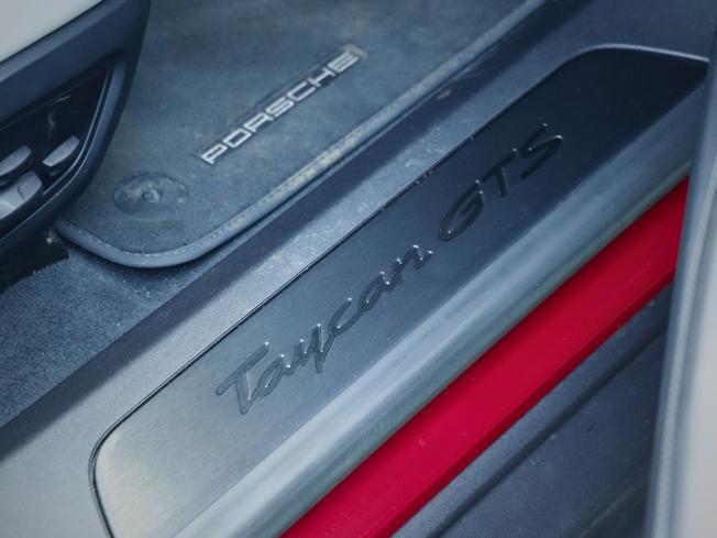 PORSCHE Taycan Photo 21