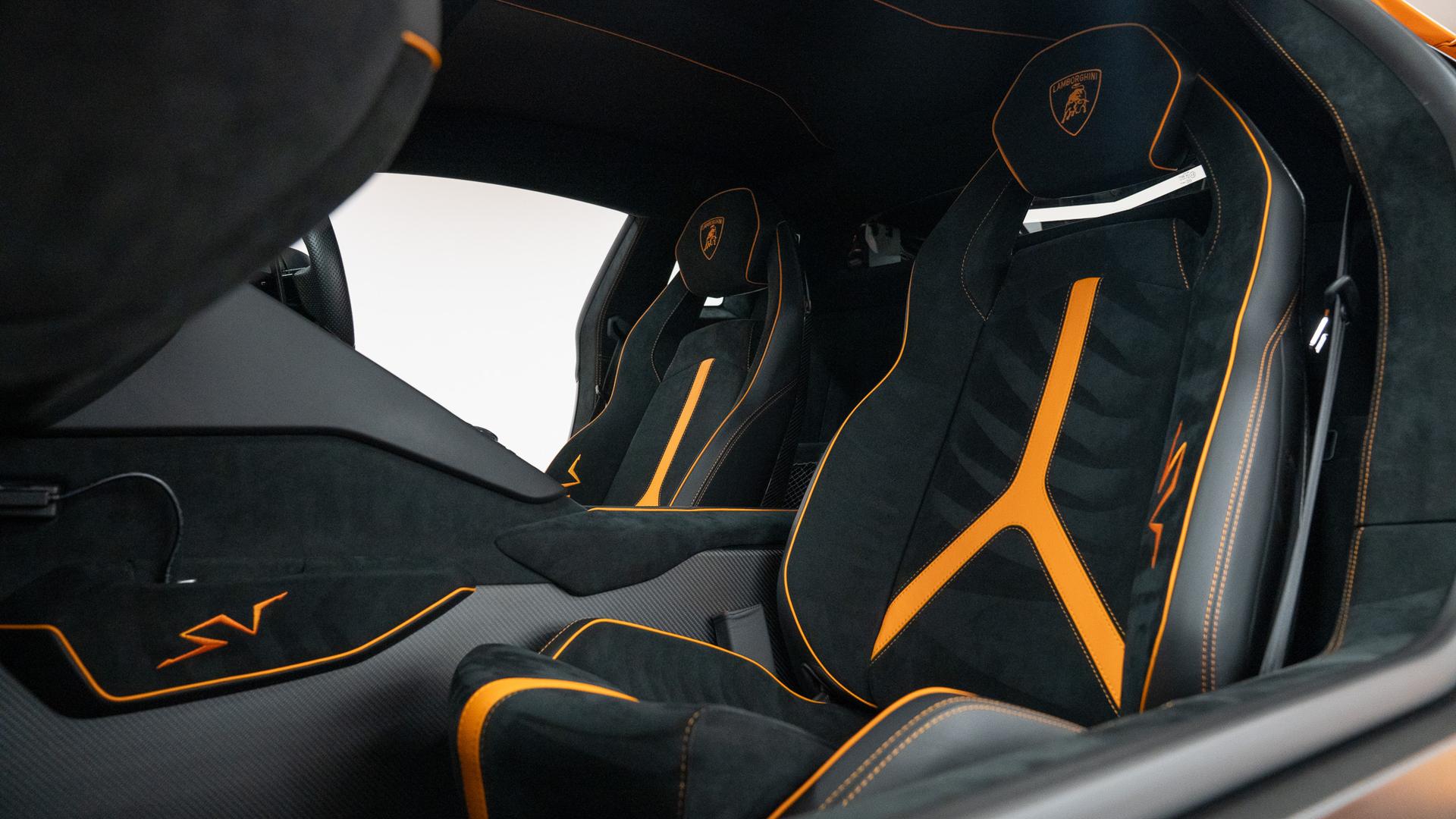 LAMBORGHINI Aventador Photo dd5fee87-0826-4b7b-a574-9e612f134c5d.jpg