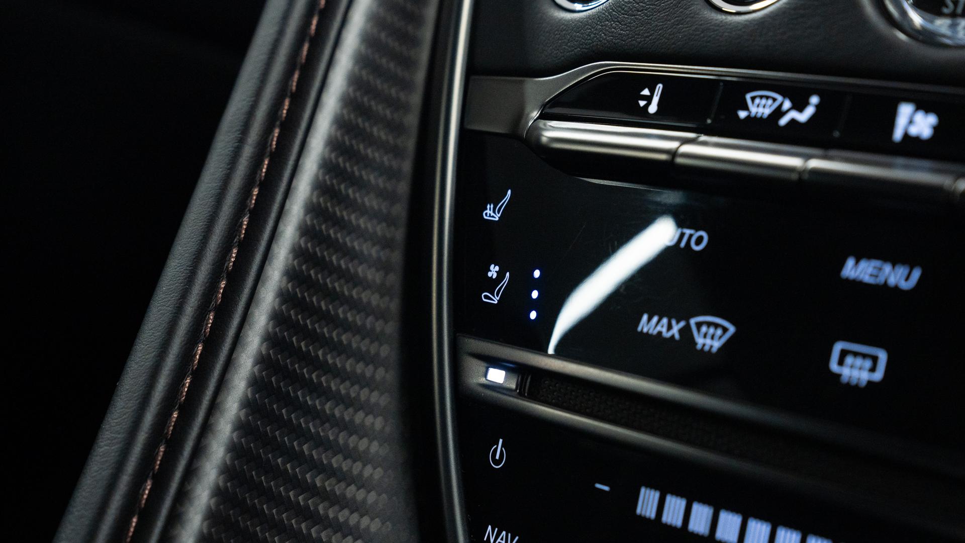 Aston Martin DBS Photo ddc1ca42-f904-4b91-8746-2a23b80452c1.jpg