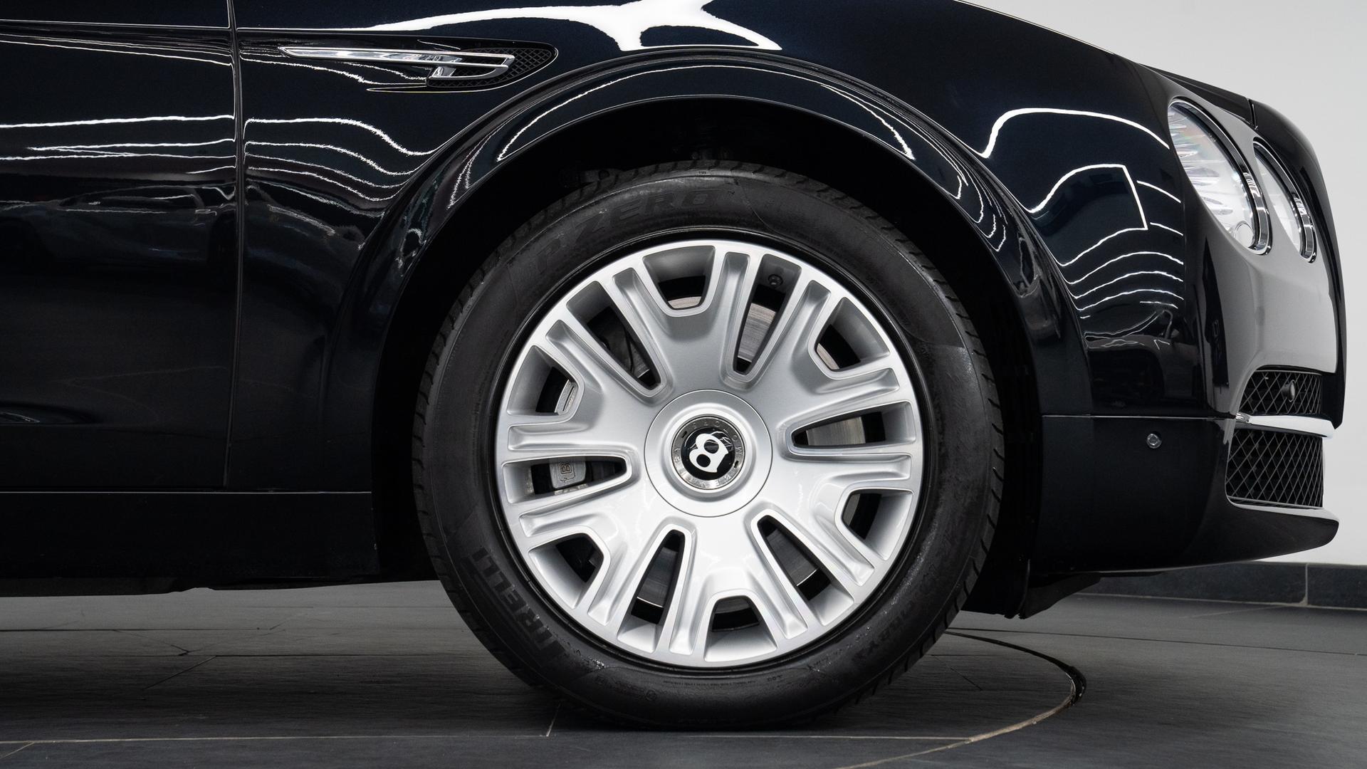 Bentley Flying Spur Photo de082bce-b3cd-4188-bc60-8c1bd9911996.jpg