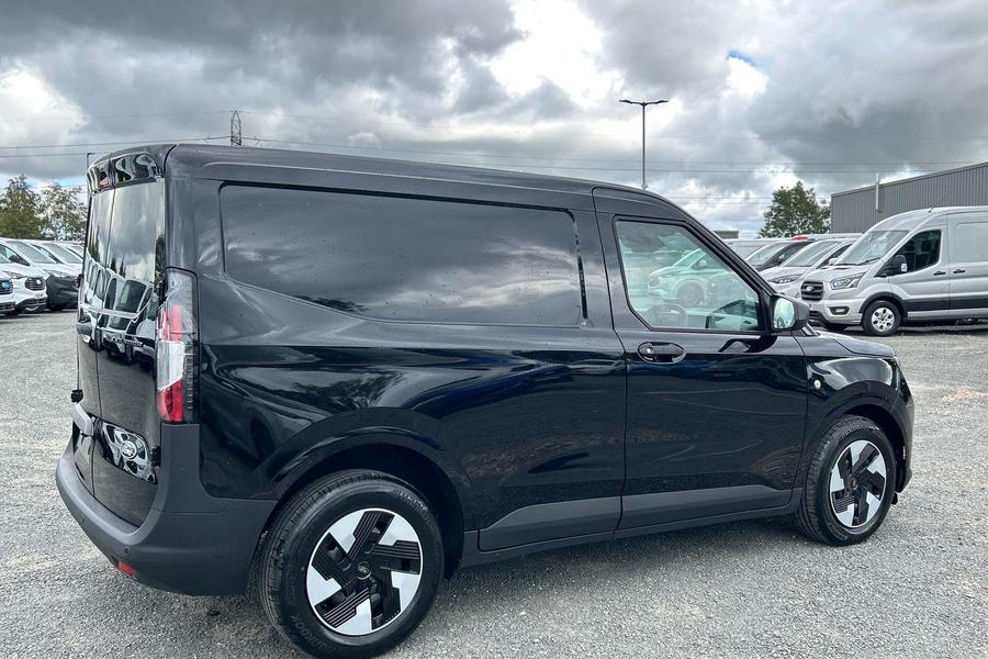 Ford E-TRANSIT COURIER Photo de573a56-6c39-4d44-9291-6cf6e445c80d.jpg
