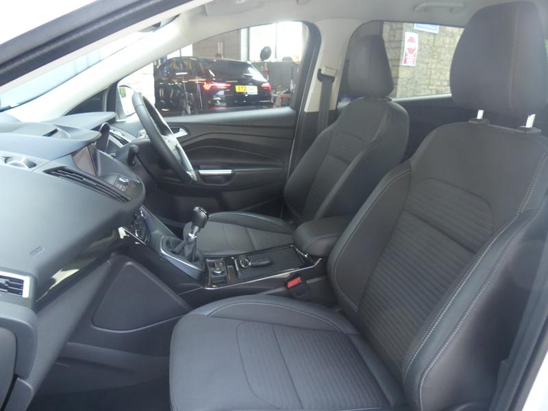 Ford Kuga Photo de80cdd0-9cbd-4a6b-b8a0-09ce2e067e11.jpg