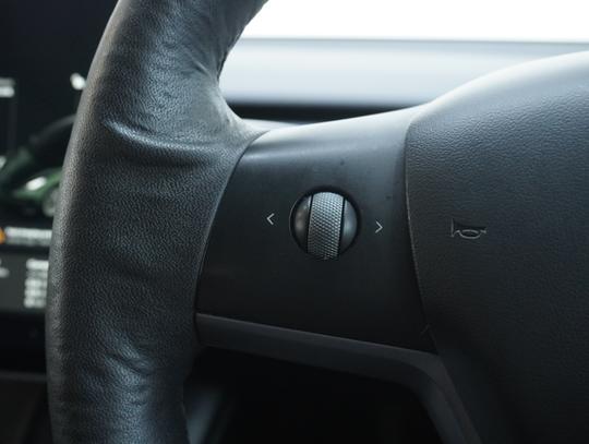 TESLA Model 3 Photo dea5e110-0169-485b-a74d-efb693740c16.jpg