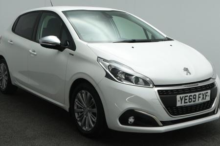 2019 PEUGEOT 208 SIGNATURE 1.2 PURETECH PETROL MANUAL 5DR HATCHBACK 82 BHP 2019 17,294 MILES... photo