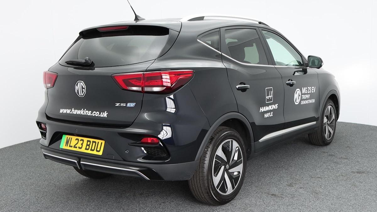 mg zs ev 72.6 kwh trophy connect at long range