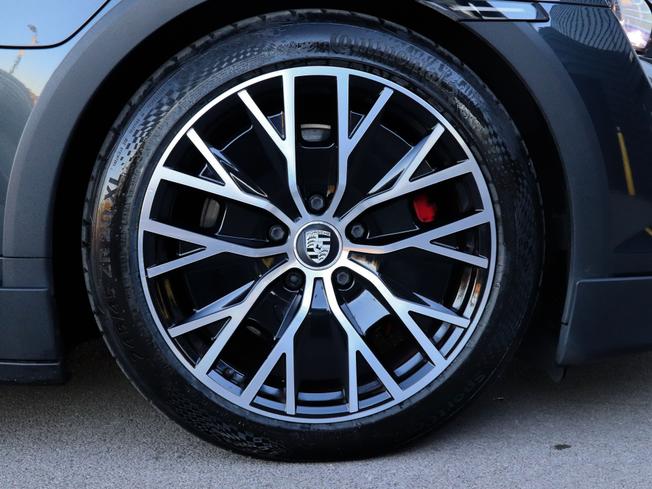 PORSCHE Taycan Photo 4