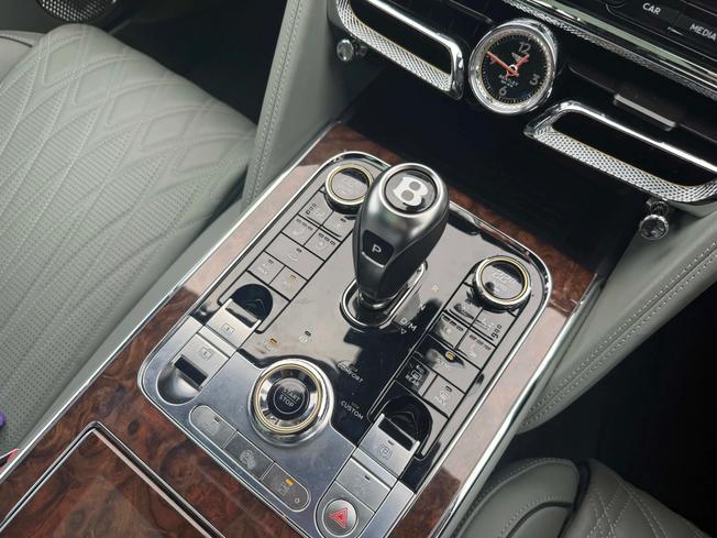 BENTLEY Flying Spur Photo 16