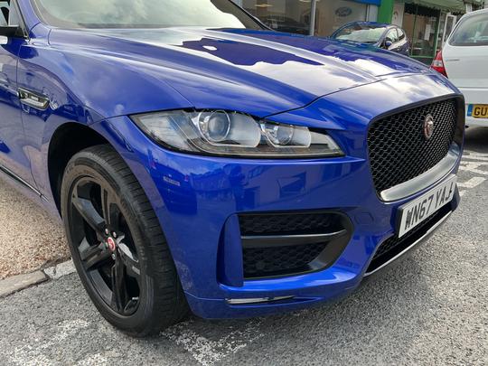Jaguar F-PACE Photo 2
