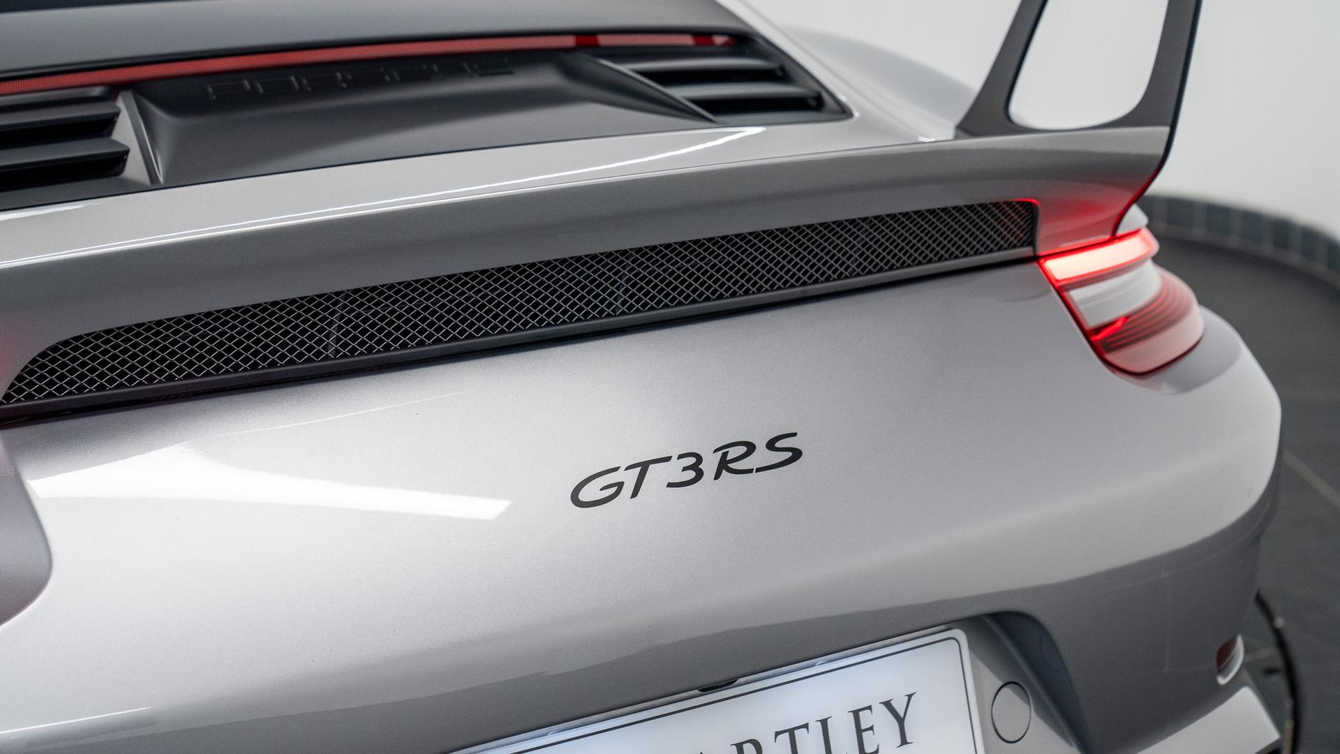 Porsche 911 Photo dedc8e4b-01e3-4a04-aeb0-4502b7106cca.jpg