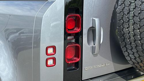 Land Rover Defender Photo devhouse-293132d9f655347aff1959f533f53d92a9784eea.jpg