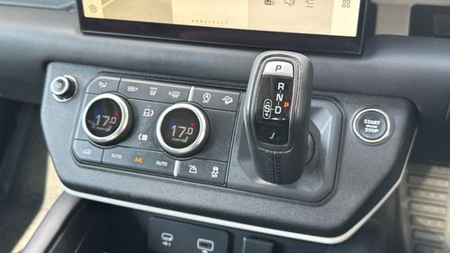 Land Rover Defender Photo devhouse-82cecffcf81f34188bb5c2116f8fed16ff0e6a95.jpg