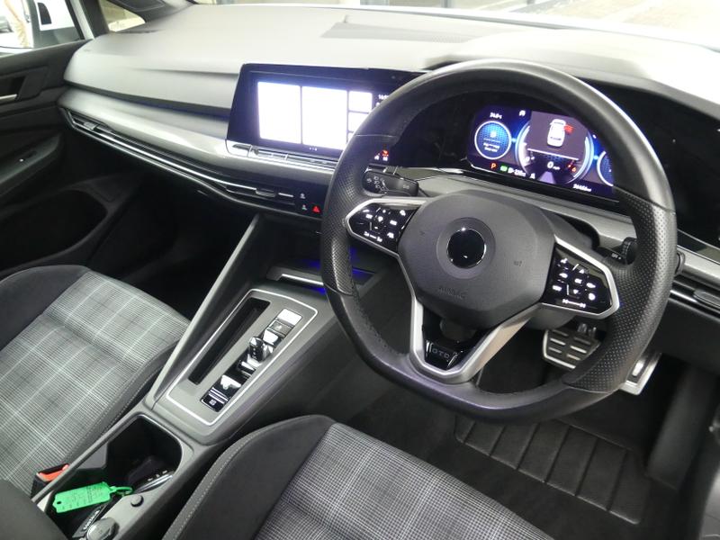 Volkswagen Golf Photo df97fc39-7efc-40dc-be26-93f374e3d1c3.jpg