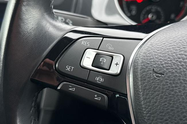 VOLKSWAGEN Golf Photo 16
