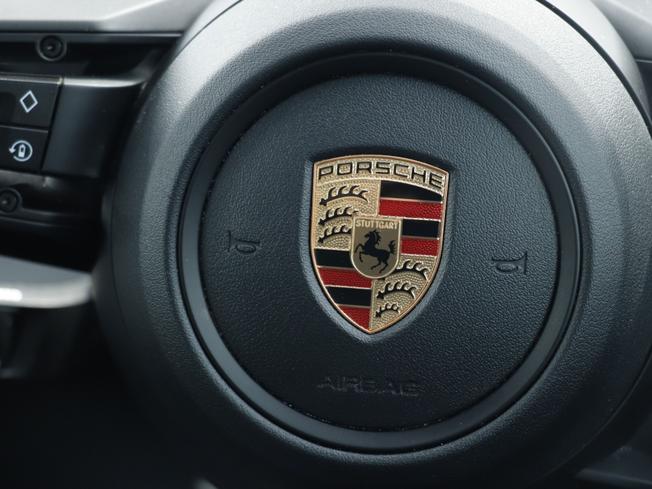 PORSCHE Taycan Photo 38