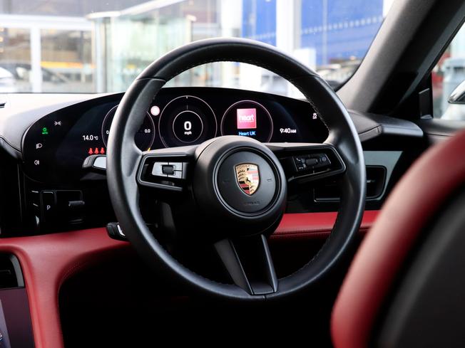 PORSCHE Taycan Photo 30