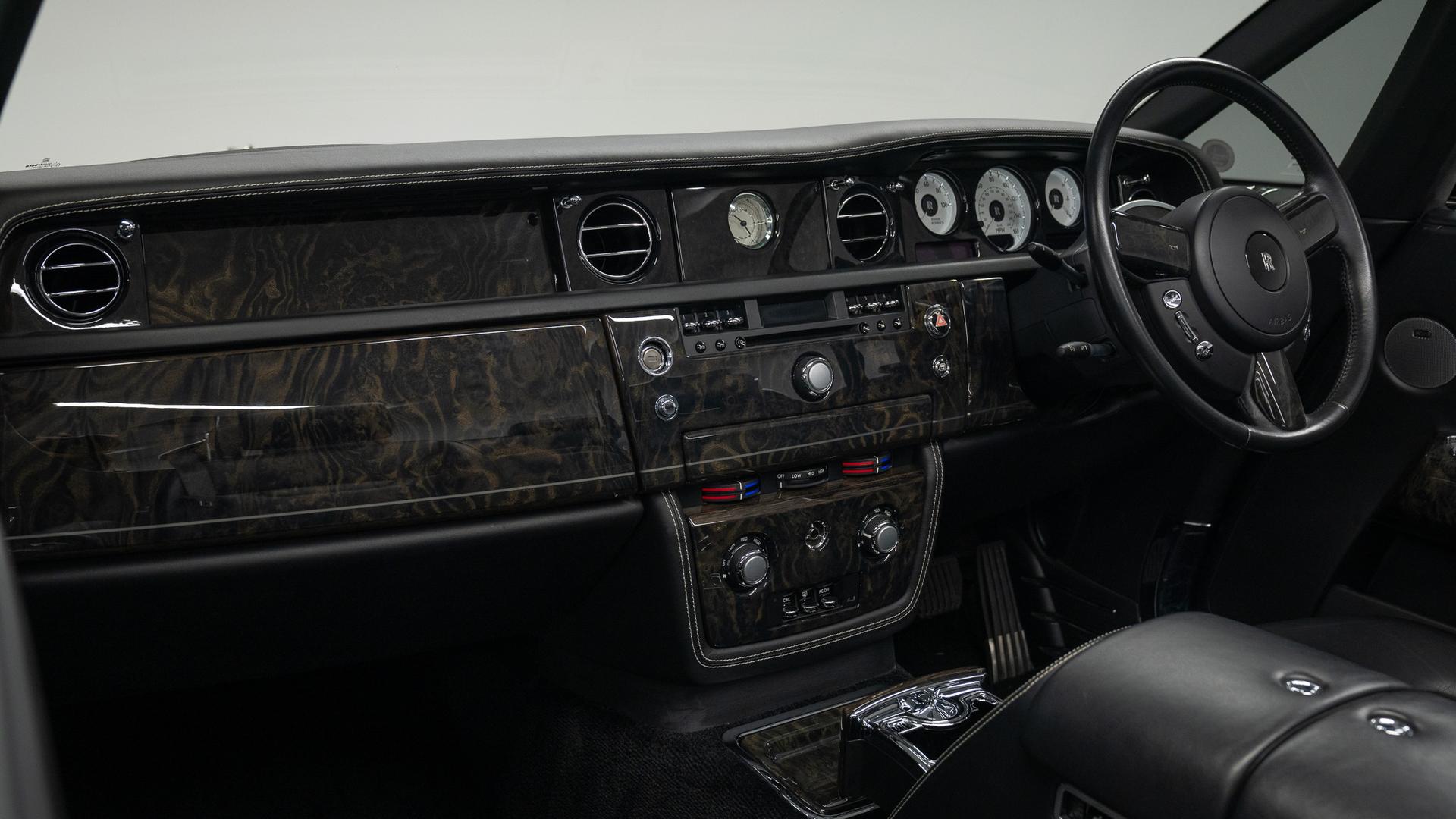 Rolls-Royce Phantom Photo e08d89dd-811d-482f-8b8b-062f090d9ce2.jpg