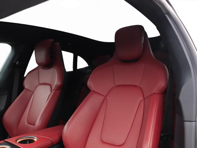 PORSCHE Taycan Photo 19