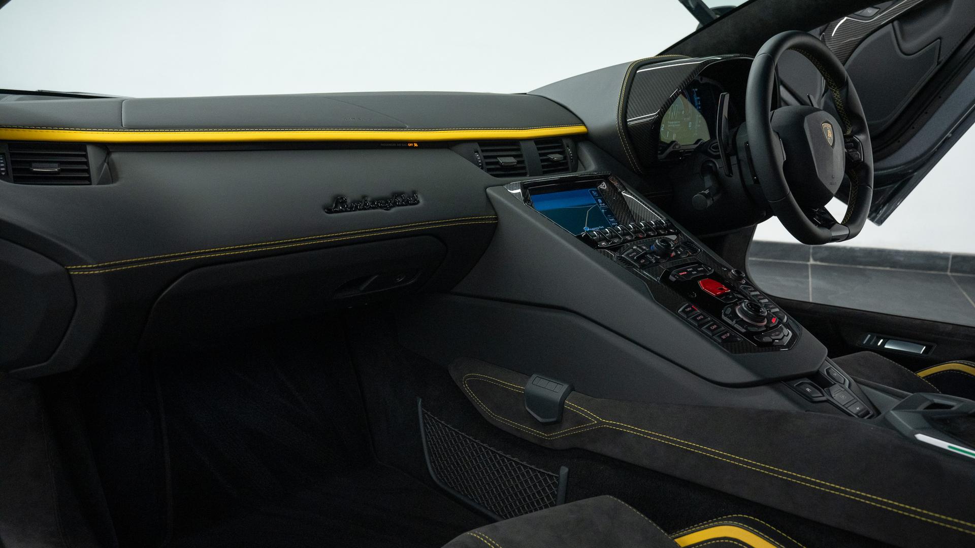 LAMBORGHINI Aventador Photo e0c37229-085a-433a-8030-15ef0605c5c5.jpg