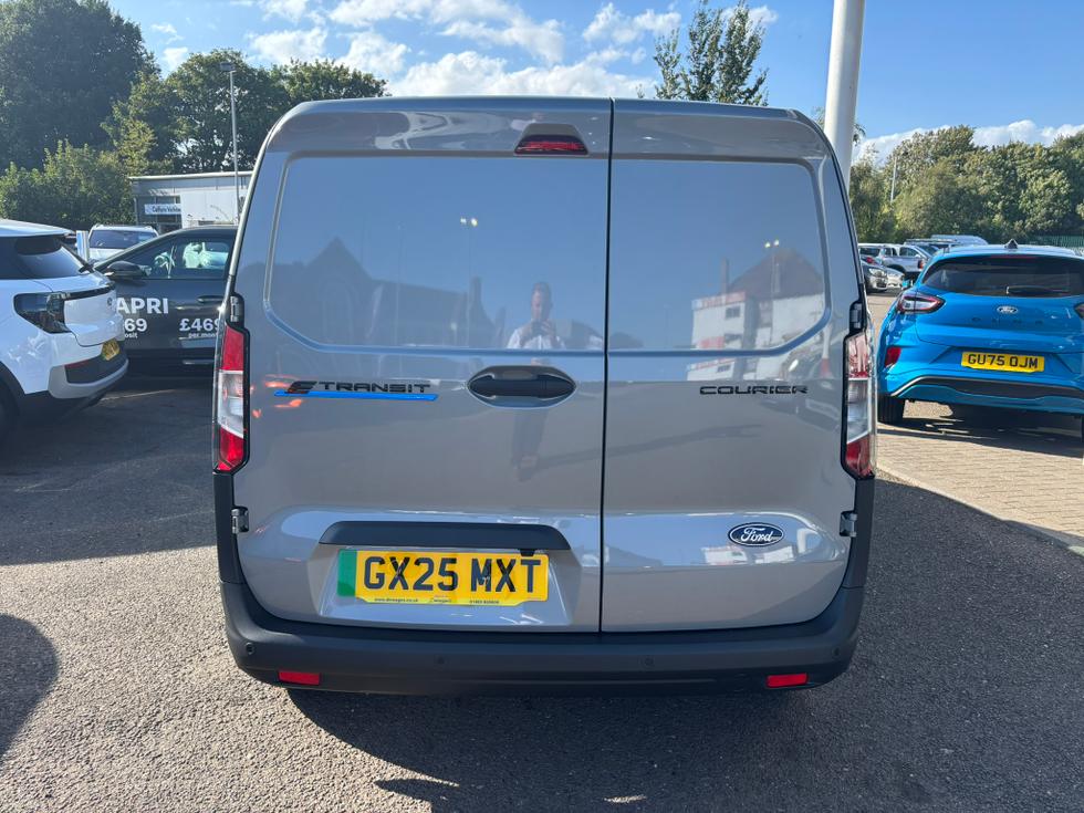 Ford E-Transit Courier Photo e1165c63-330d-4809-a396-c86e92eeddcb.JPEG