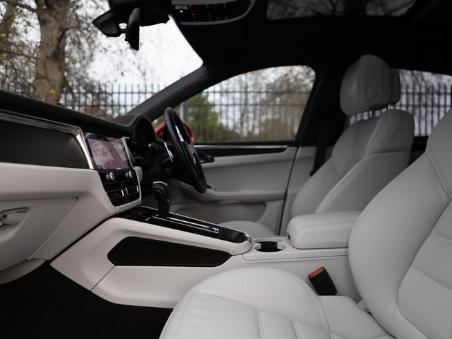PORSCHE Macan Photo 3