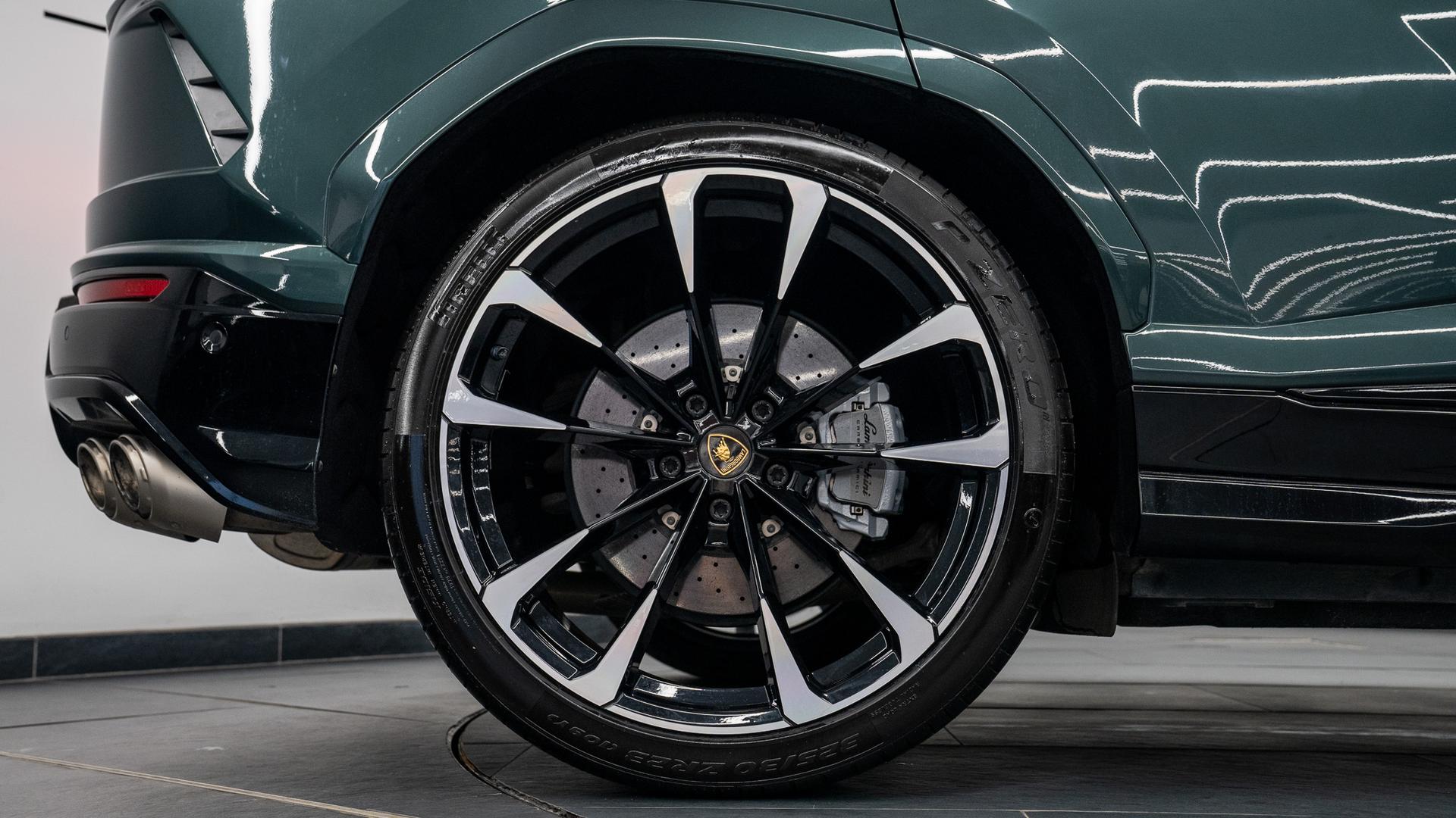 LAMBORGHINI Urus Photo e1234370-b724-423b-b1ec-60061a503816.jpg
