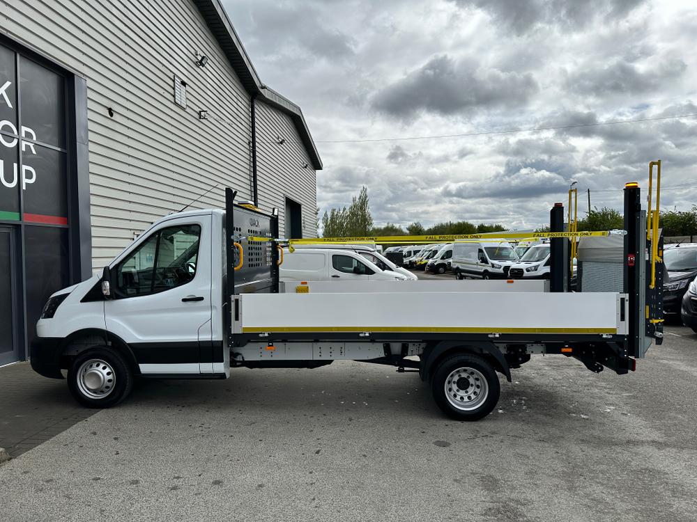 Ford Transit Photo e127e844-095d-4978-a93f-db9ebf0af238.jpg