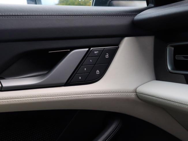 Porsche TAYCAN Photo 28