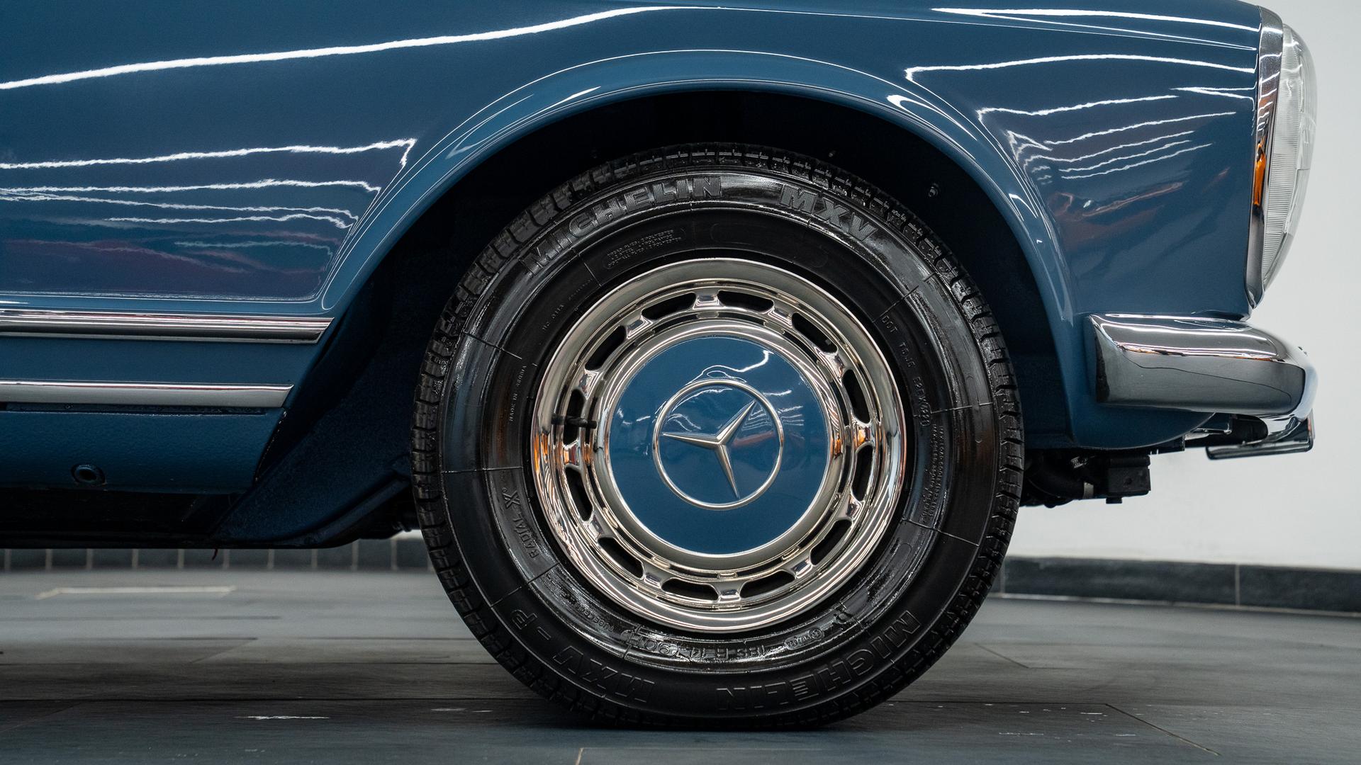Mercedes-Benz 280 SL Photo e17b9250-b472-47bd-912a-57112c2dd4bb.jpg