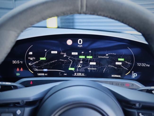 PORSCHE Taycan Photo 31